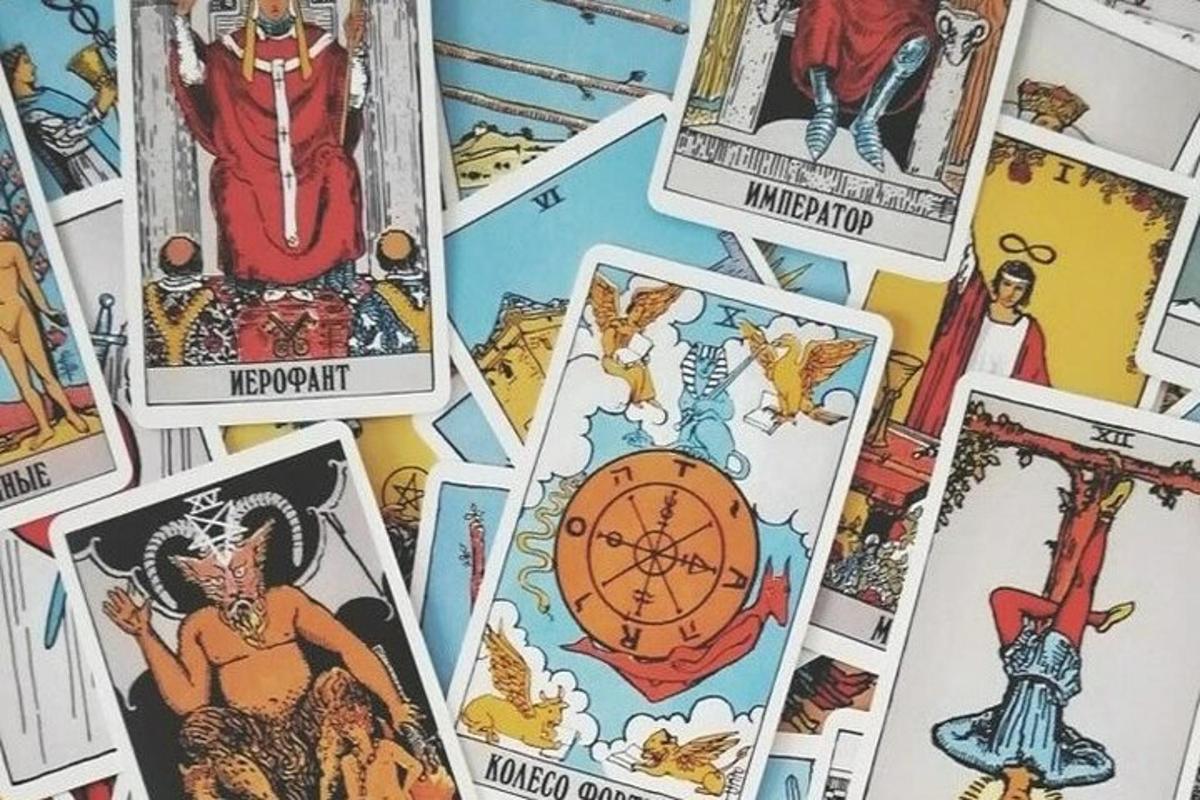 hrúga af tarotspilum með ofurhetjum