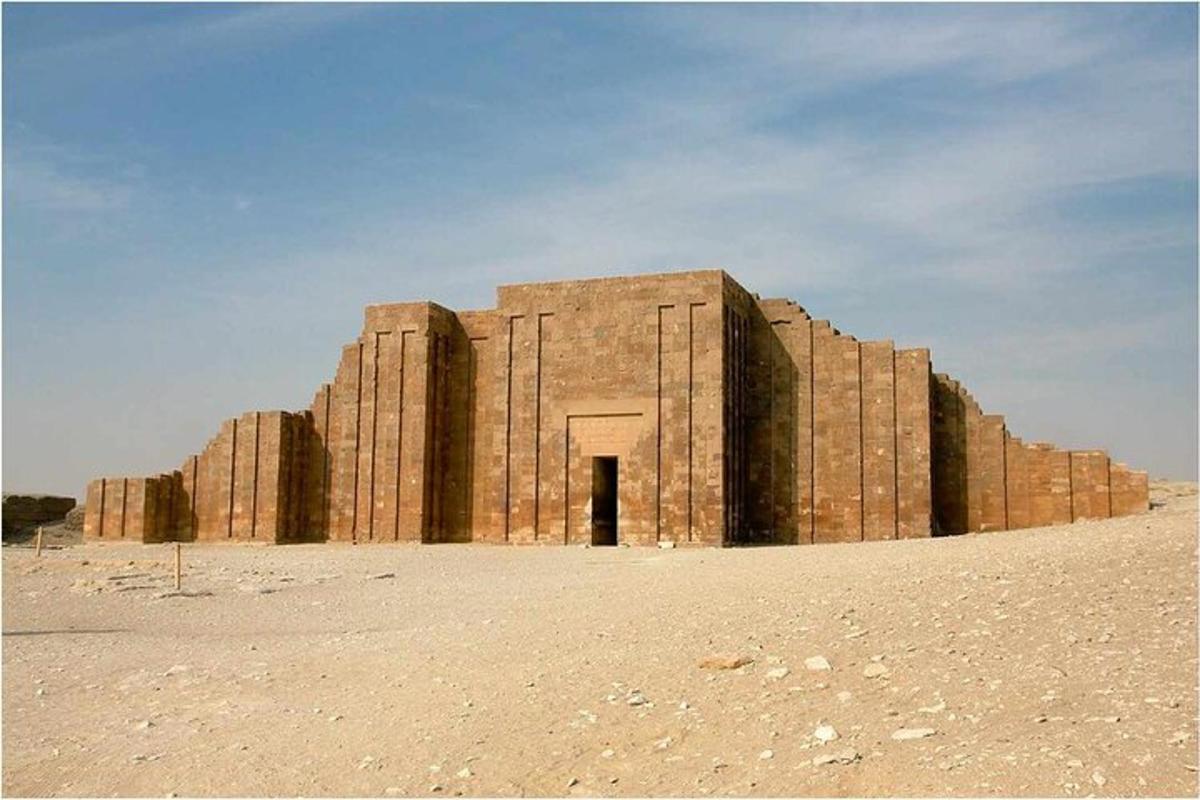 un gran edifici al mig del desert