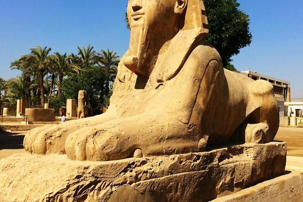una gran escultura de sorra d'una estàtua en un parc