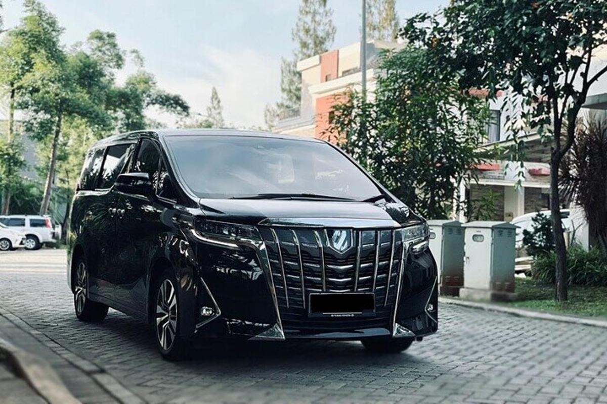 sebuah kereta hitam diletakkan di jalan