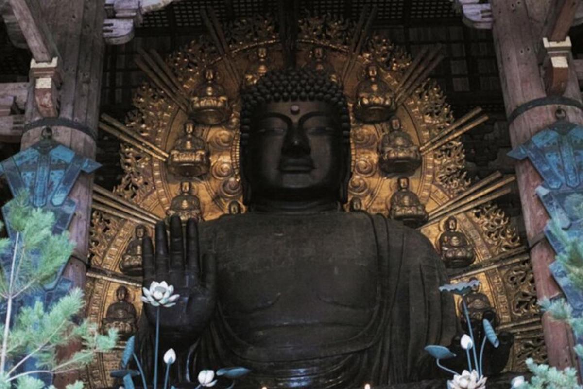 isang rebulto ng isang buddha sa isang templo