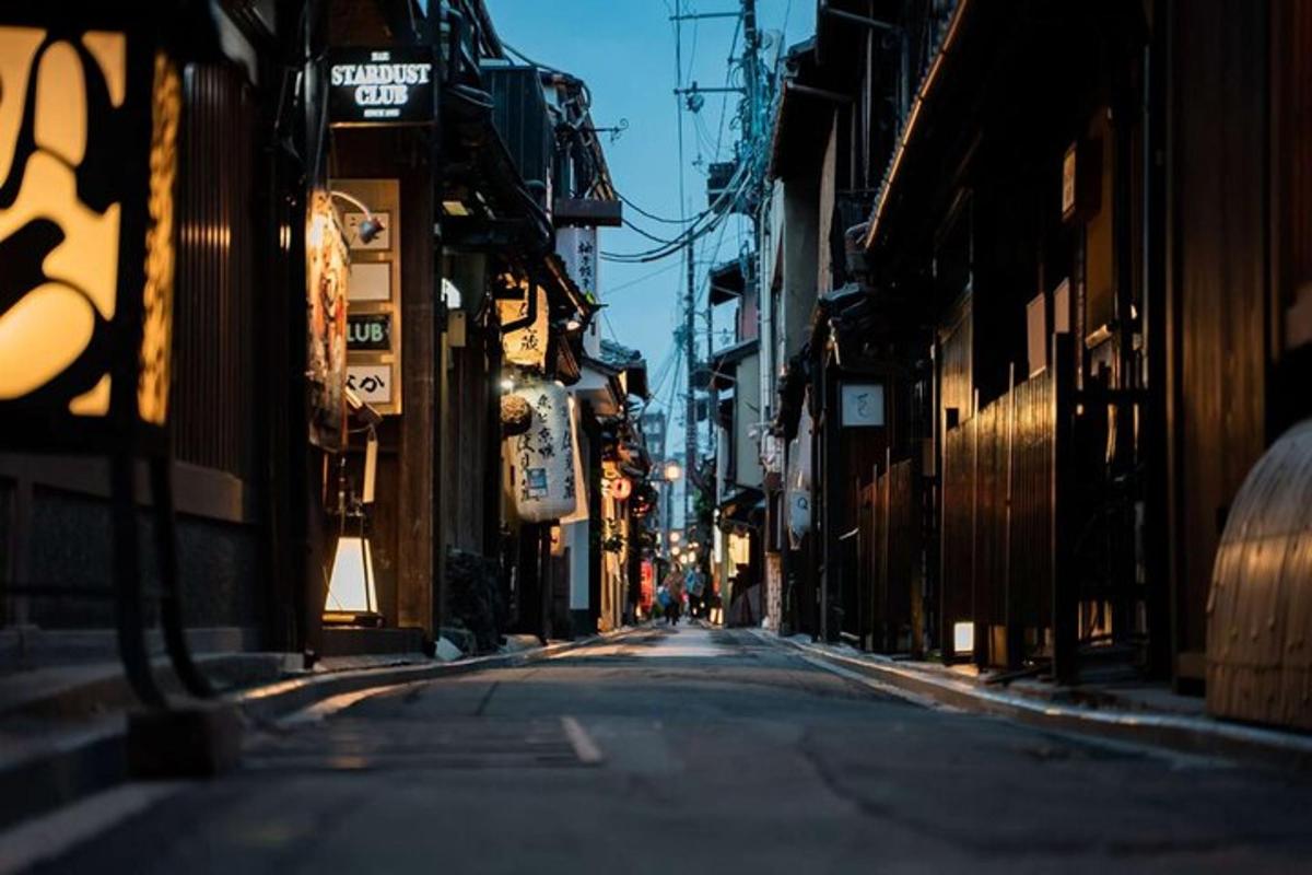 una calle vacía en un callejón con edificios