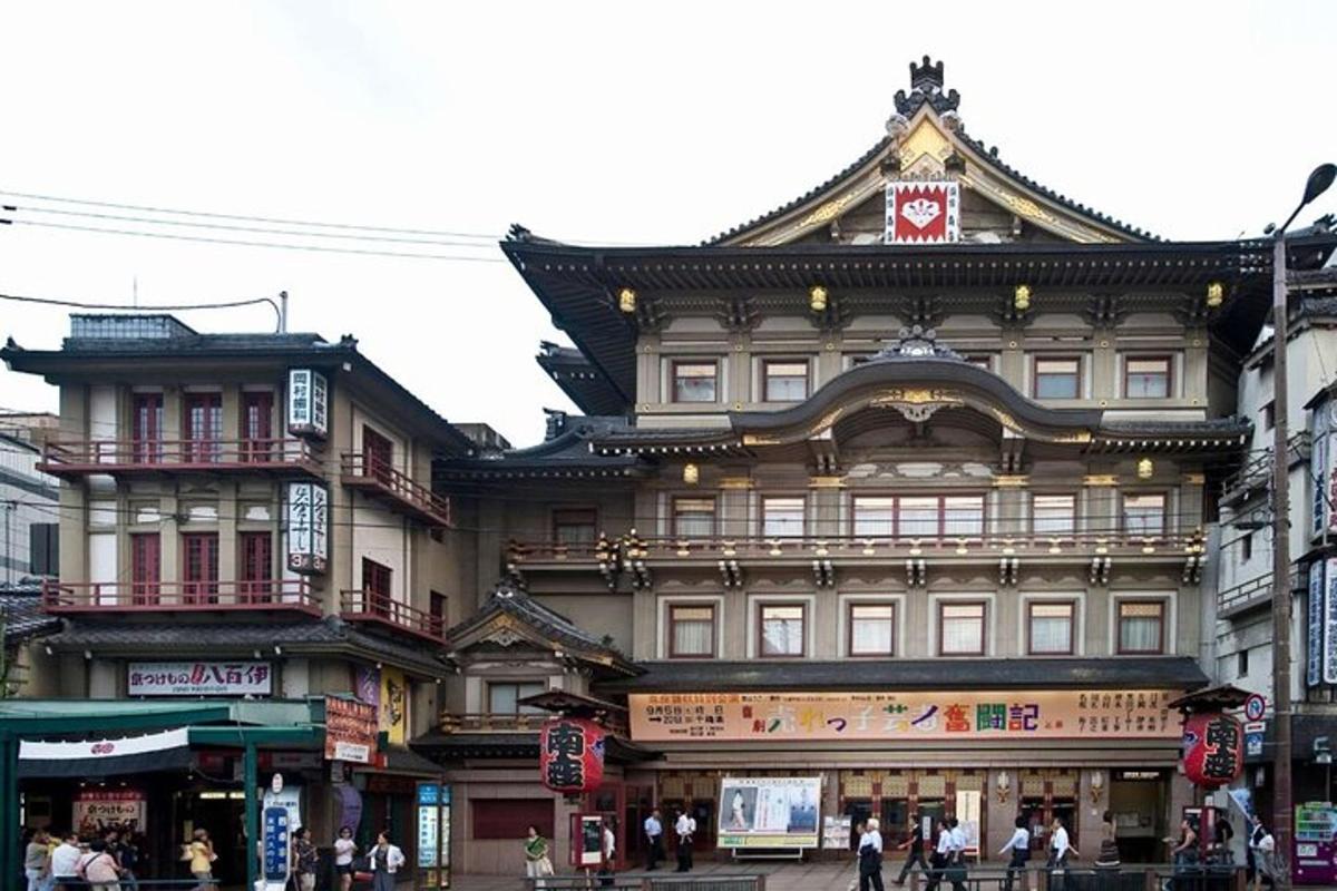 Un edificio asiático en una calle de una ciudad.
