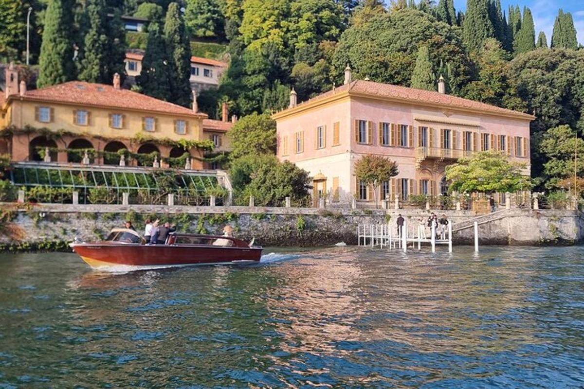 a boat in the water in front of a building