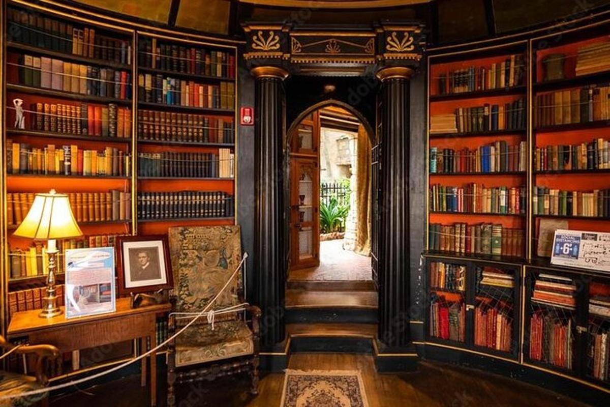 una biblioteca con tanti libri alle pareti