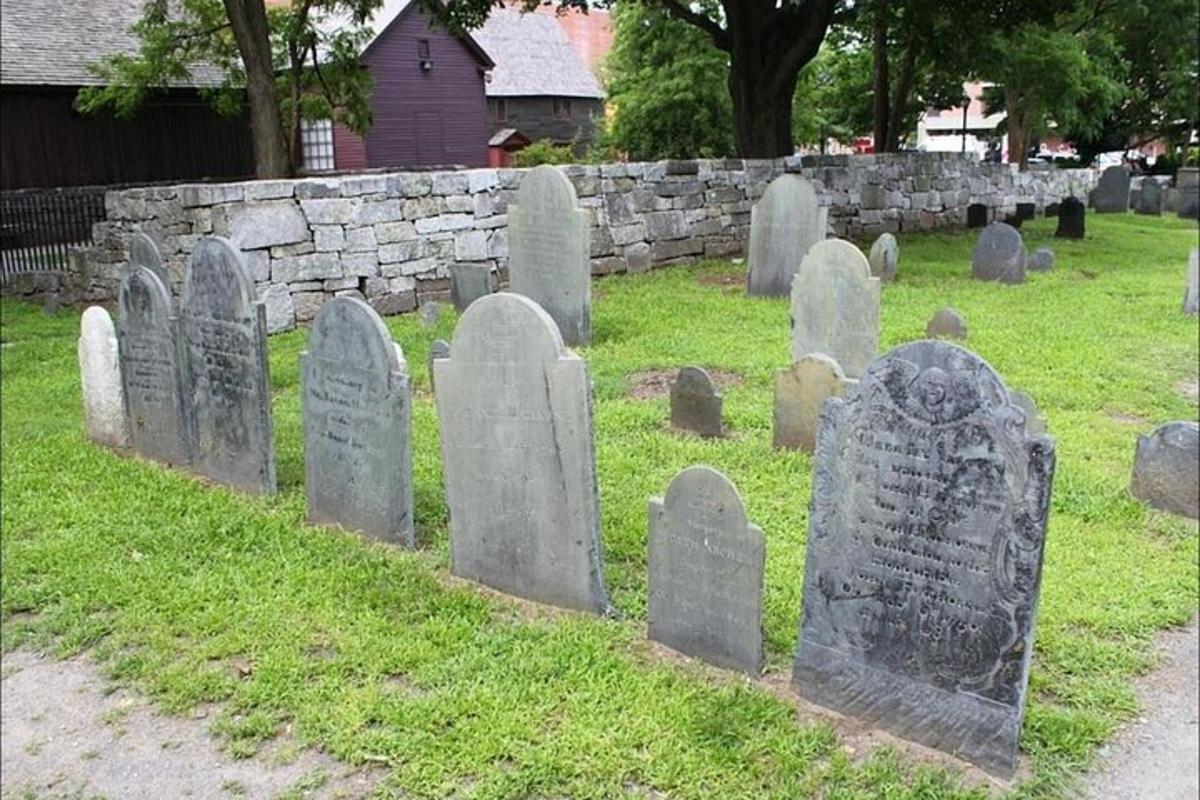 un gruppo di lapidi davanti a un muro di pietra