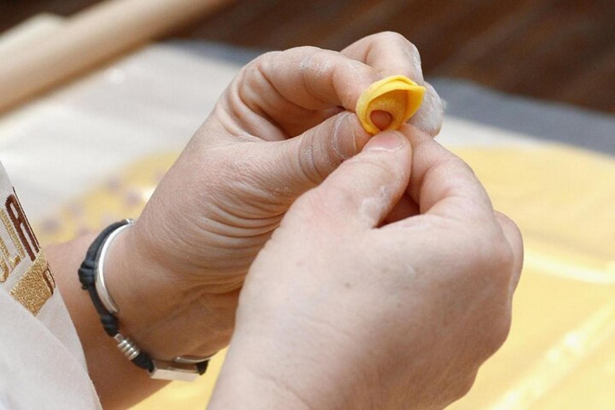 seseorang yang memegang sekeping makanan di tangan mereka