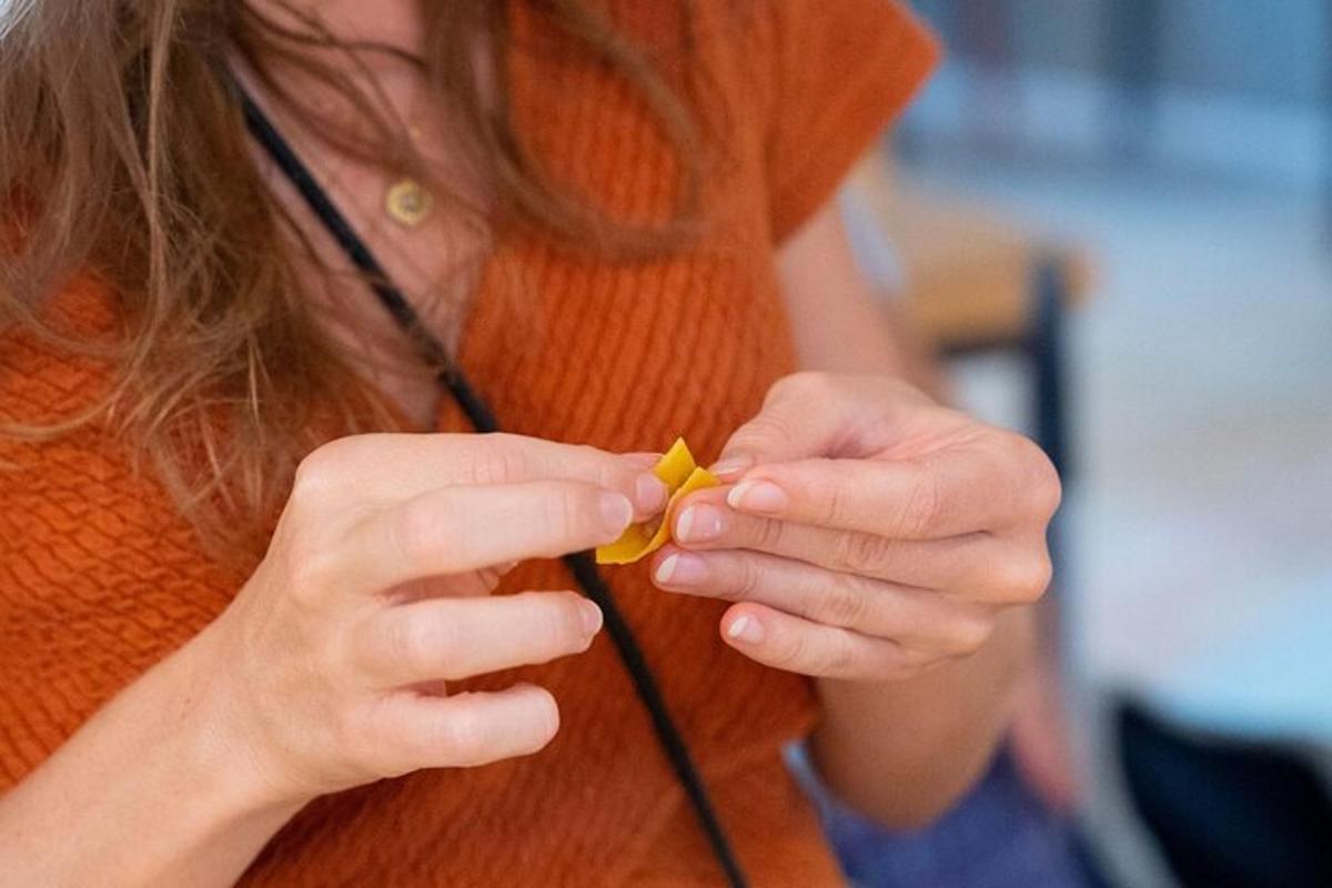 seorang wanita memegang objek kuning di tangannya