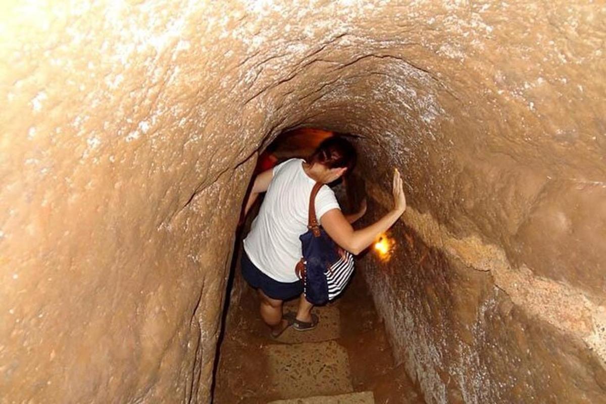 naine seisab tunnelis