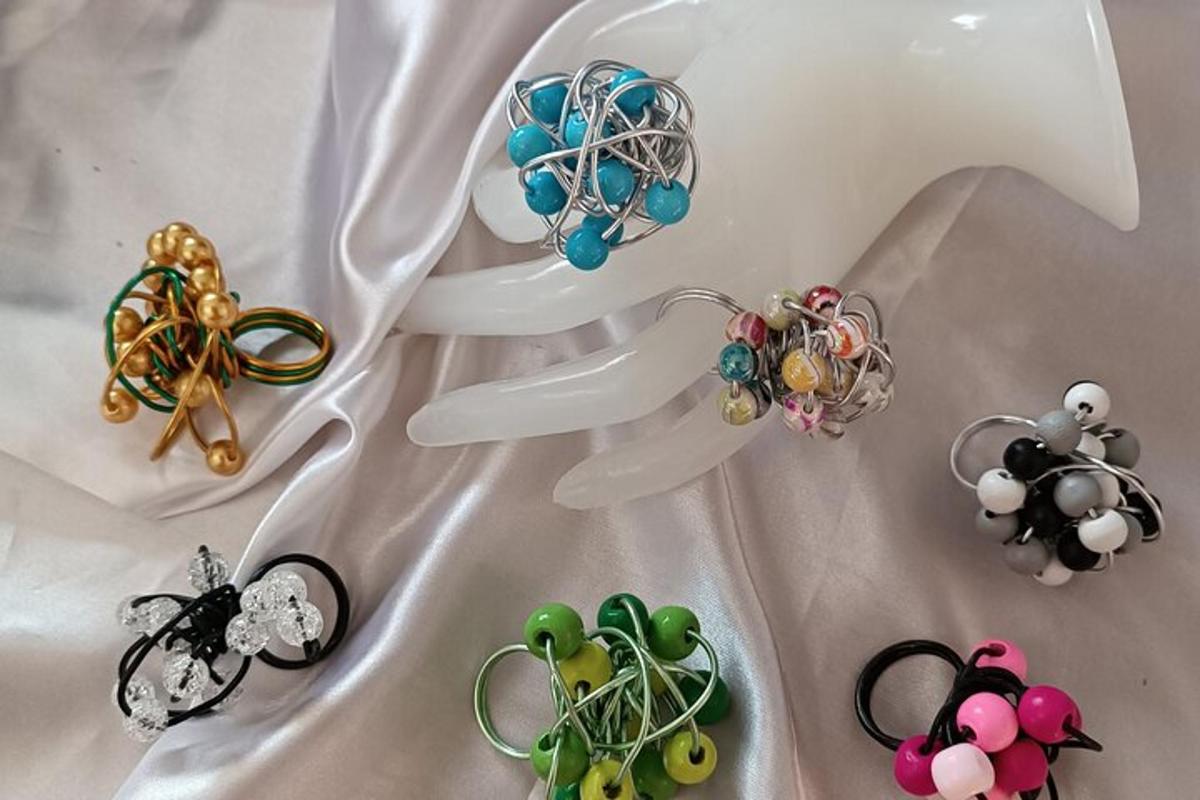 sekumpulan cincin pada gaun pengantin