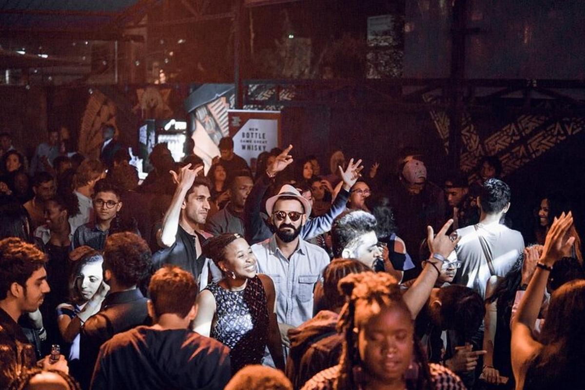 μια μεγάλη ομάδα ανθρώπων που στέκονται σε ένα πλήθος