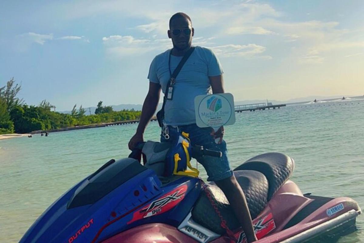 egy férfi jetski-n áll a vízben