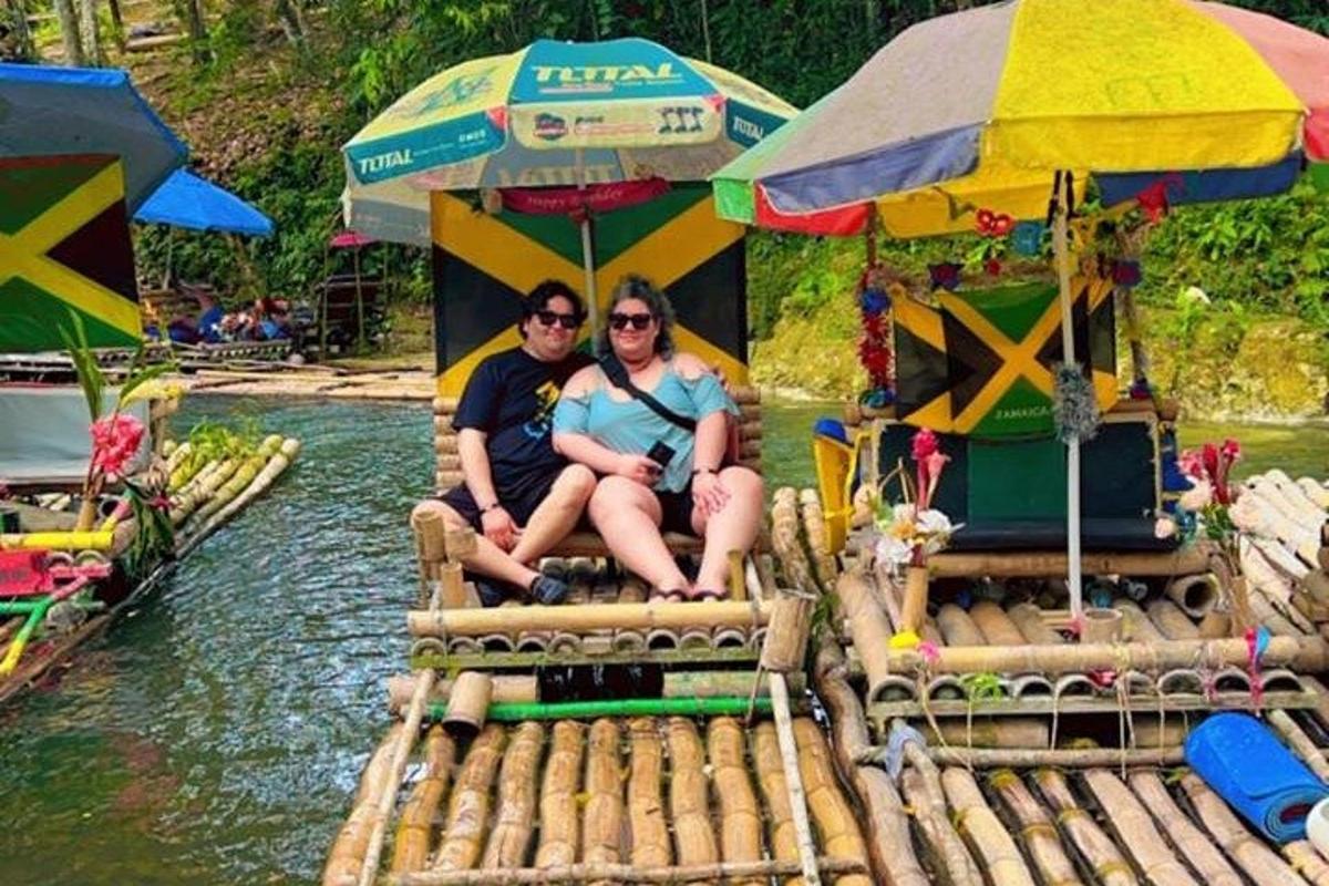 dos personas sentadas en una balsa en el agua