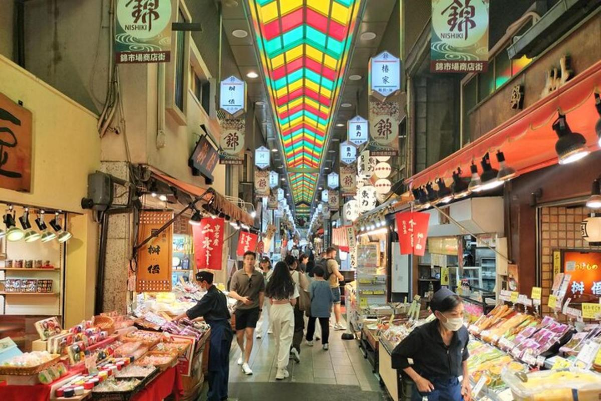 un gruppo di persone che camminano in un mercato con del cibo