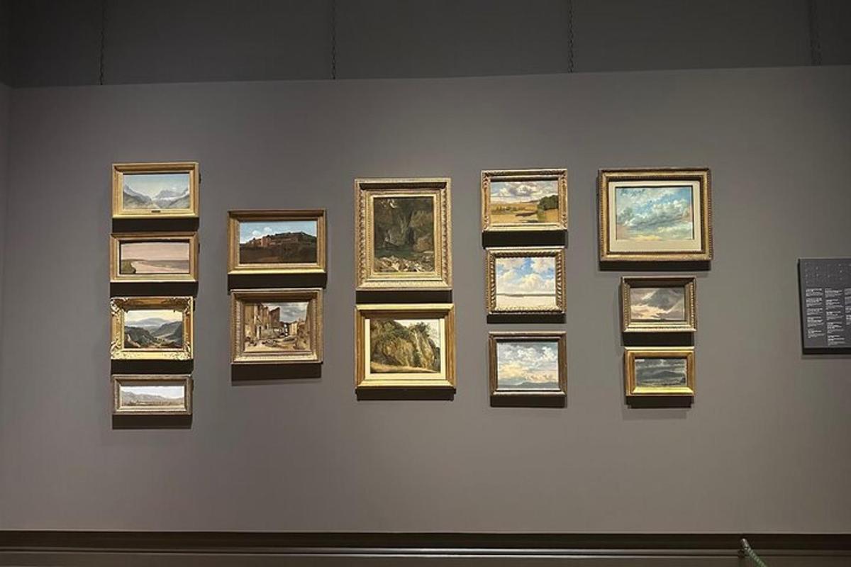 o expoziție de imagini înrămate pe un perete