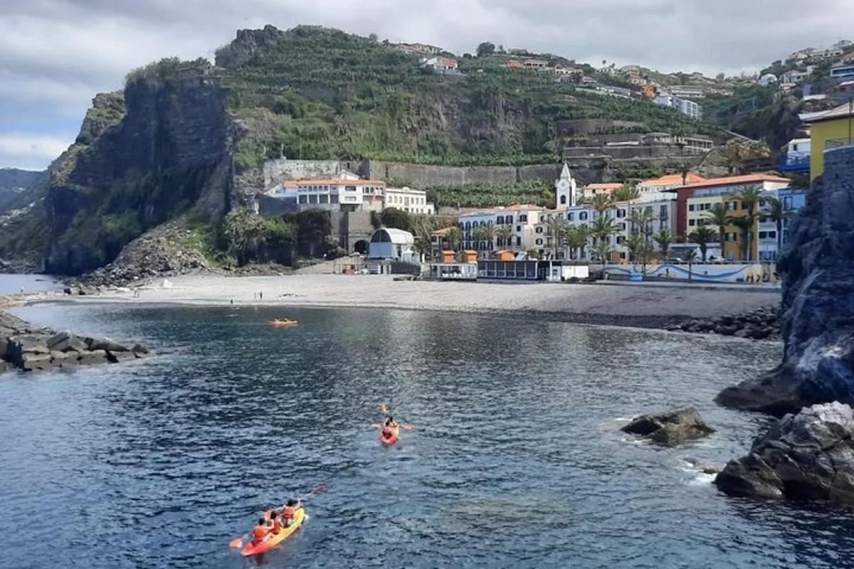 Δύο άτομα σε καγιάκ στο νερό κοντά σε μια παραλία