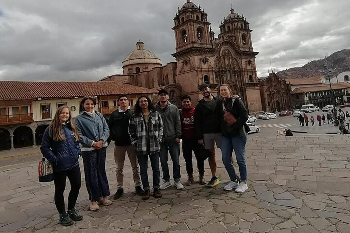 Un grupo de personas de pie frente a un edificio.