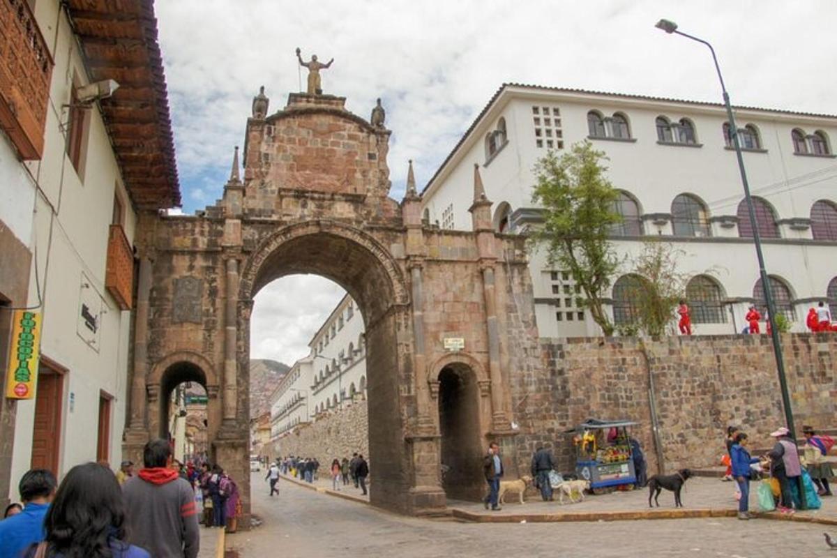 Un arco en una ciudad con un grupo de personas.