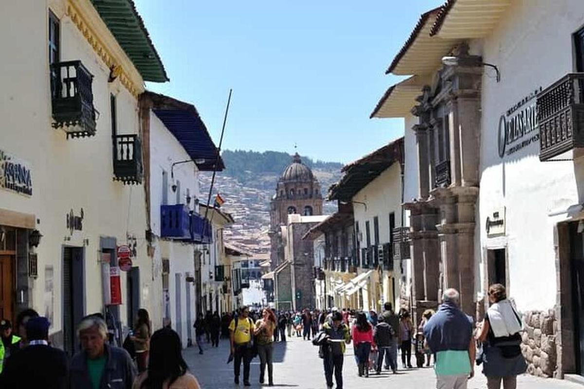 un grupo de personas caminando por una calle de la ciudad