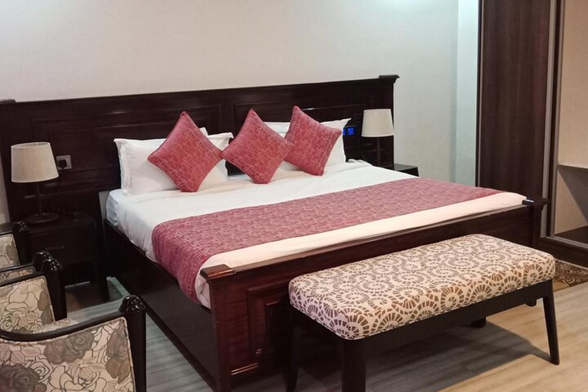 kamar tidur dengan tempat tidur besar dengan bantal merah