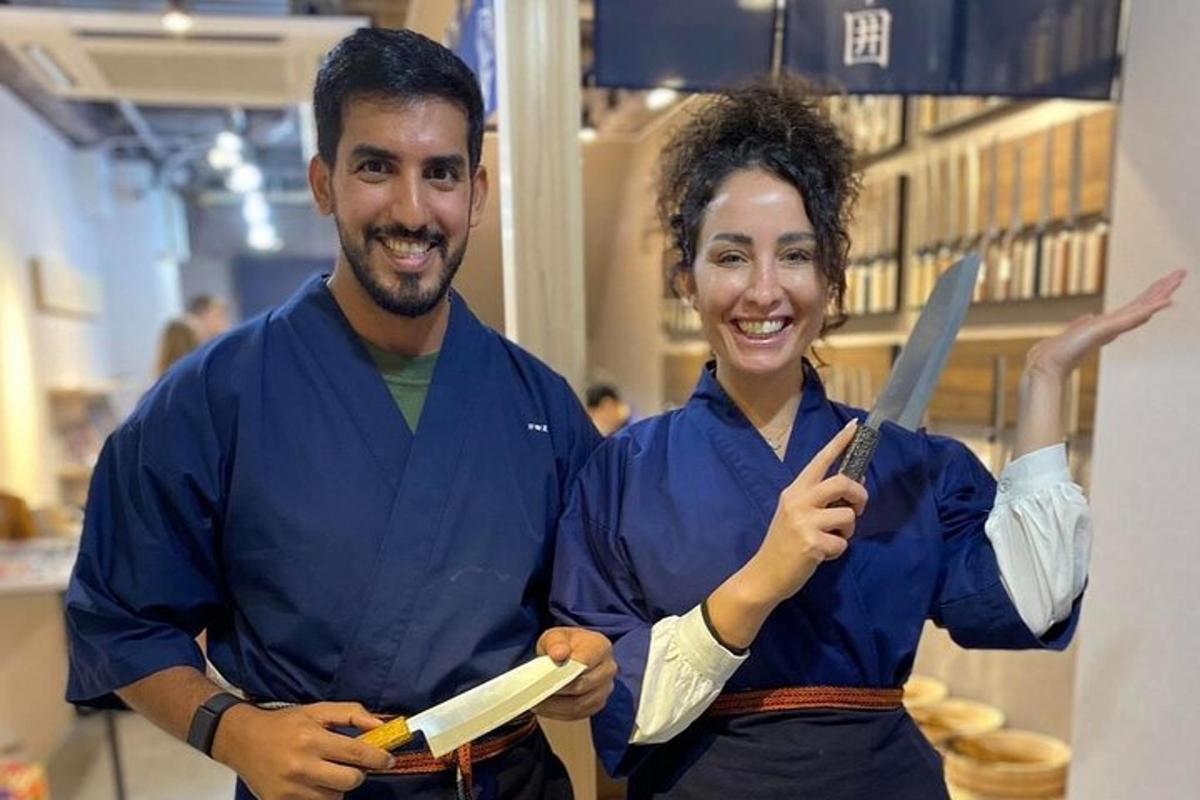 un uomo e una donna che tengono in mano un grosso coltello