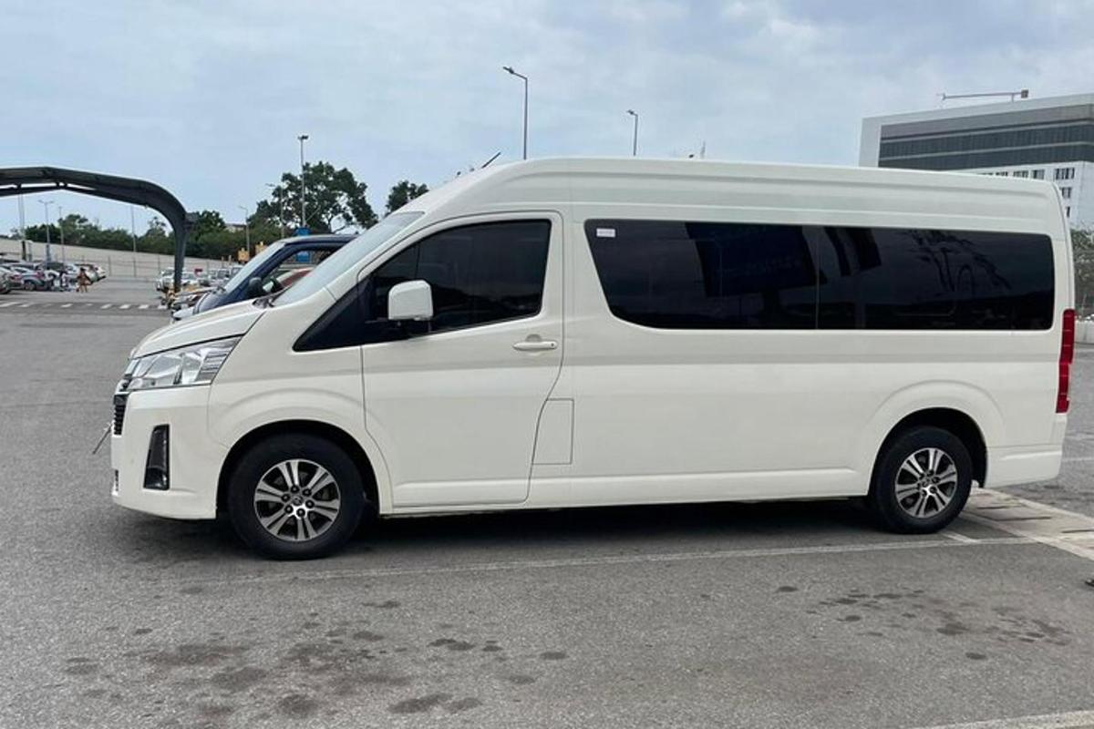 sebuah van putih diletakkan di tempat letak kereta