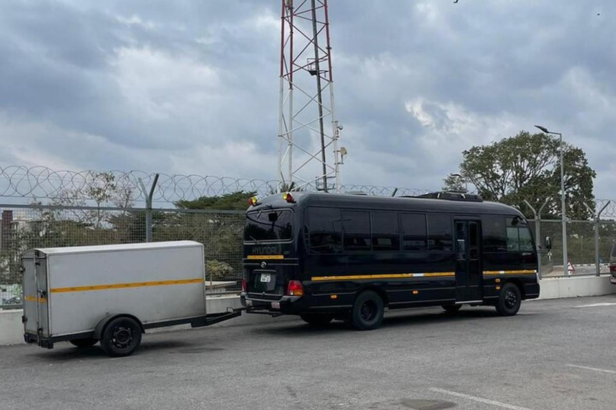 sebuah bas hitam diletakkan di sebelah treler putih