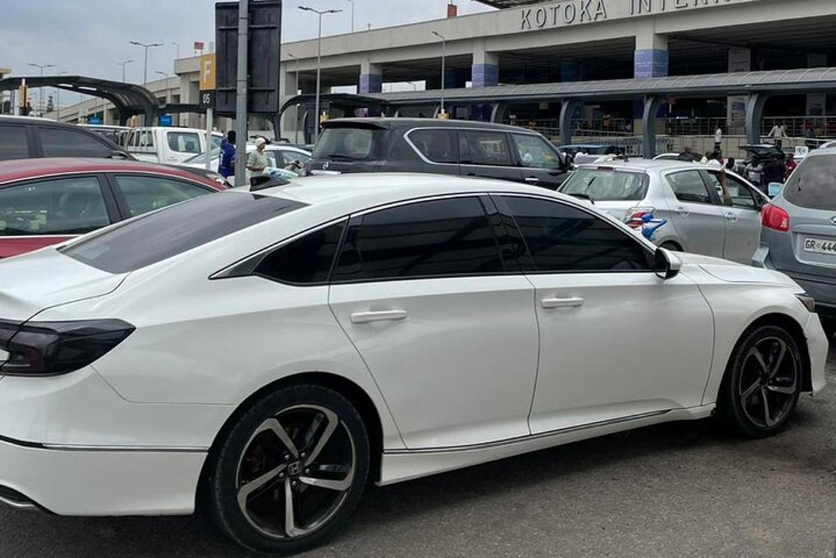 sebuah kereta putih diletakkan di tempat letak kereta