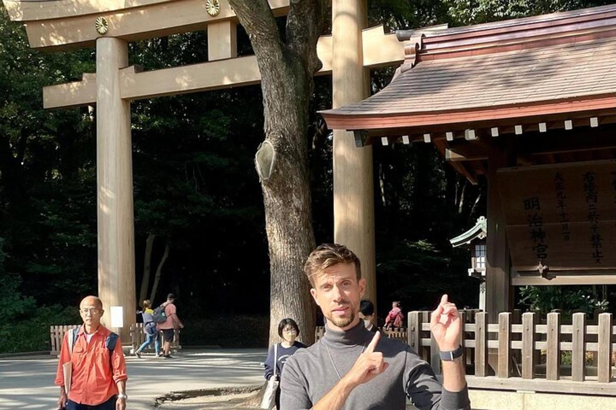 男が寺院の前に立っている