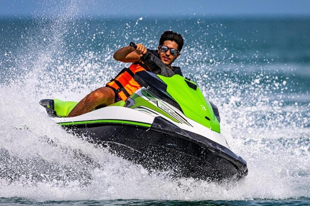un uomo in moto d'acqua in acqua
