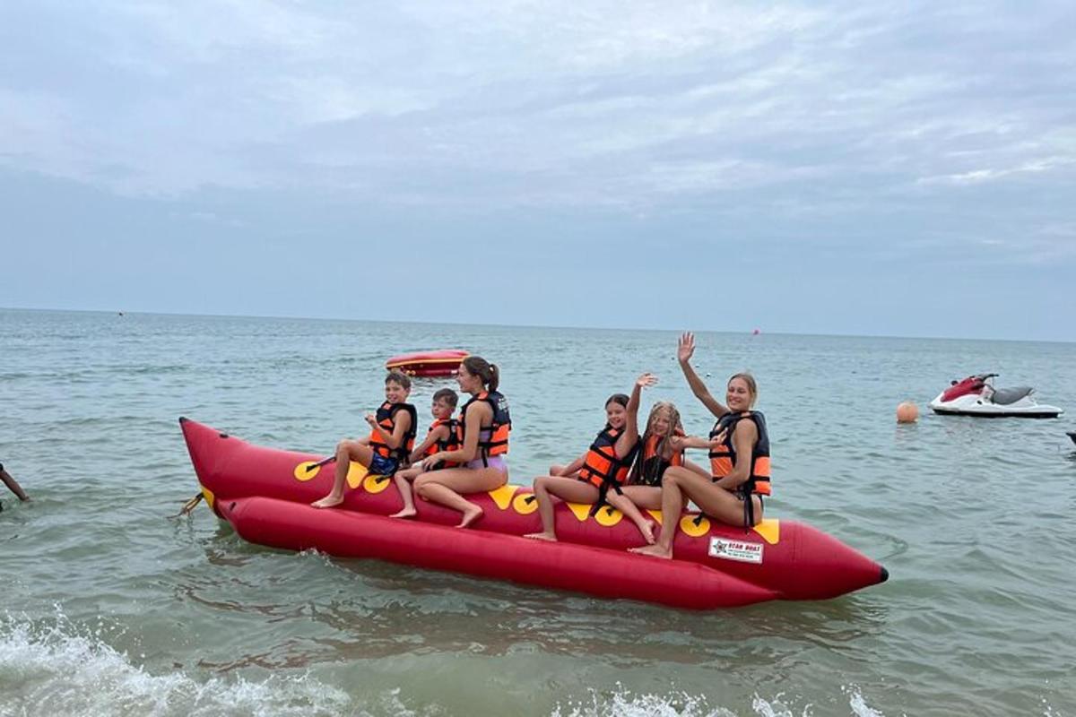 un gruppo di ragazze sedute su una zattera rossa in acqua