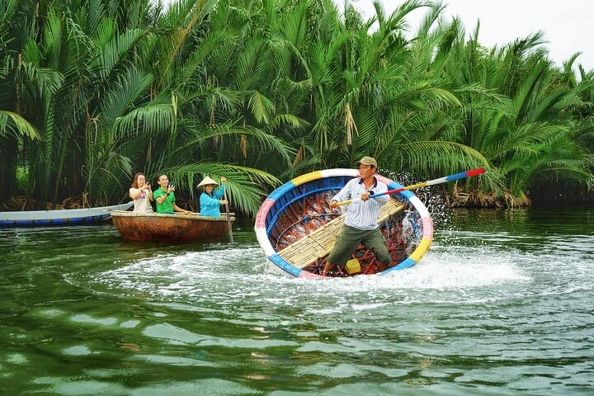 un uomo sta remando una barca in acqua