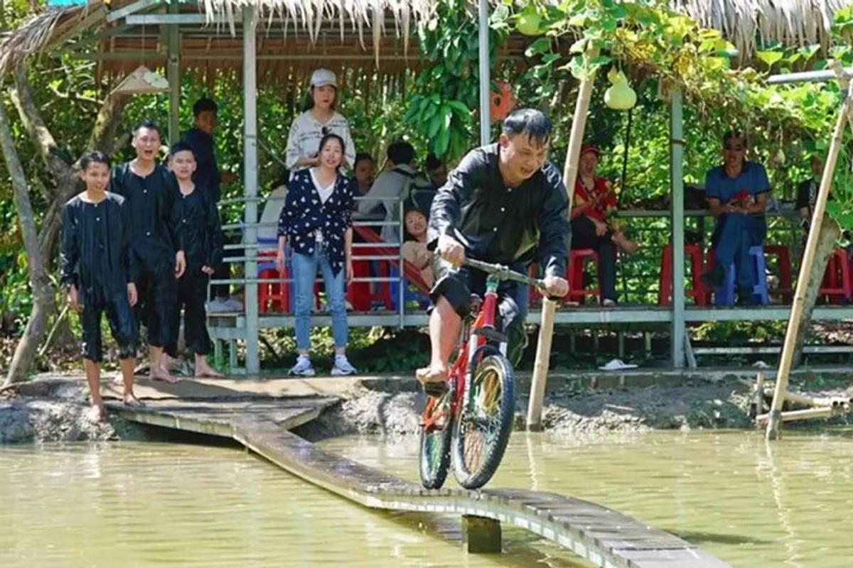 un home anant en bicicleta a l'aigua