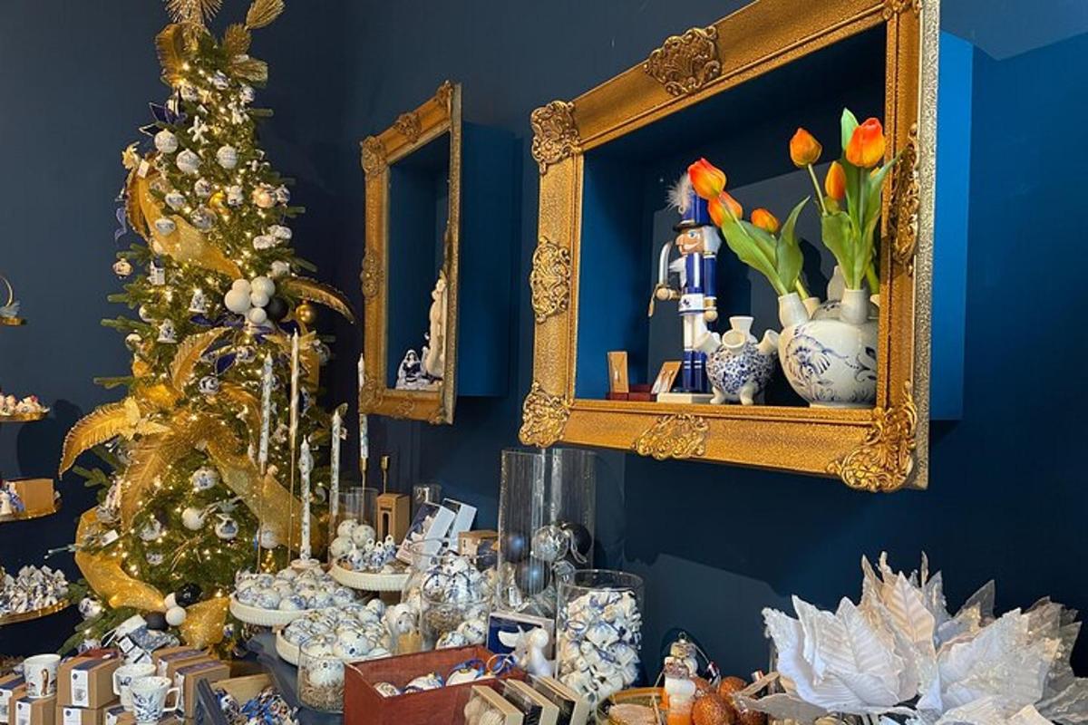 una stanza blu con un albero di Natale e uno specchio