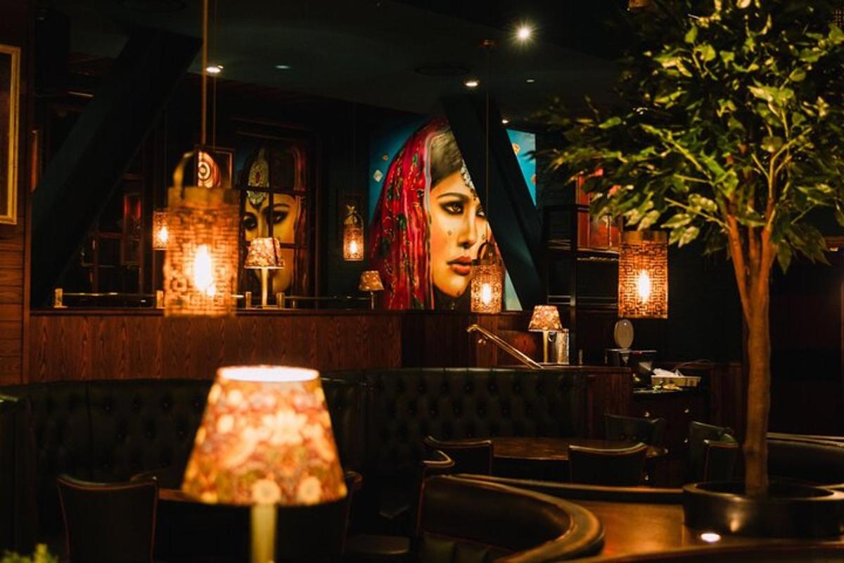 um restaurante com uma foto de uma mulher na parede