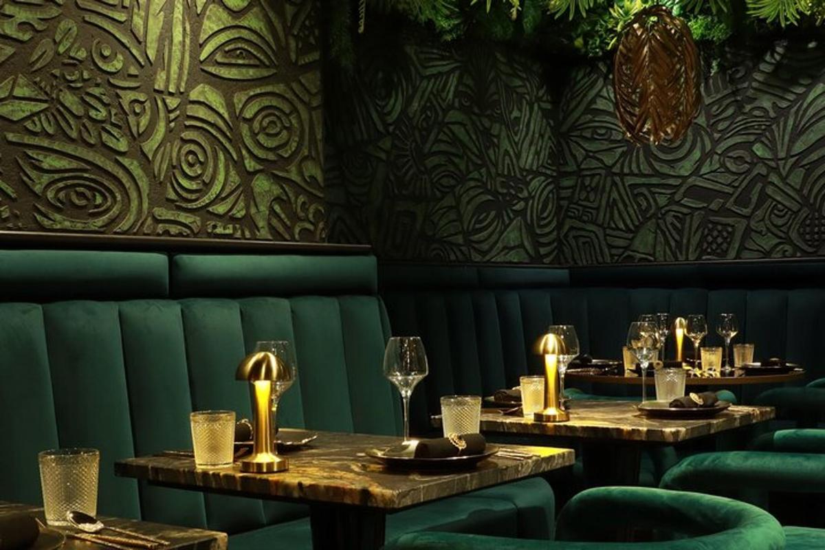 una sala da pranzo con due tavoli e sedie verdi