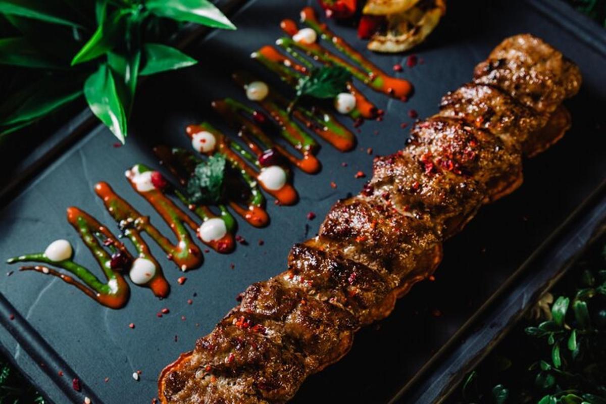 un vassoio di cibo con carne e verdure sopra