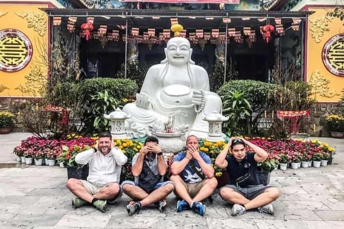 un grupo de personas sentadas frente a una estatua