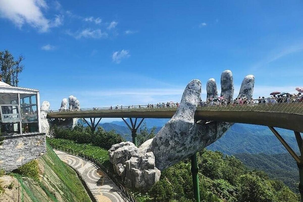 una estatua de una mano sosteniendo un puente