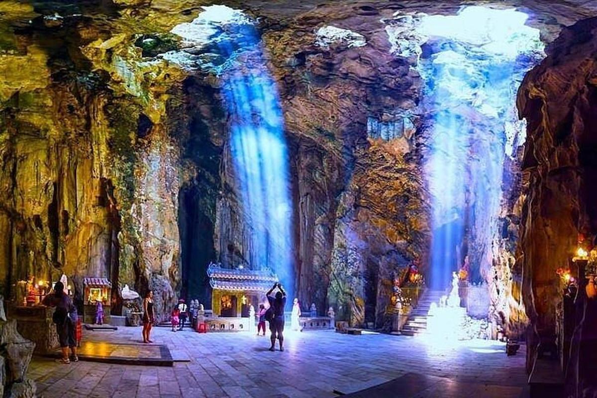 Una gran habitación con luces azules en una cueva.