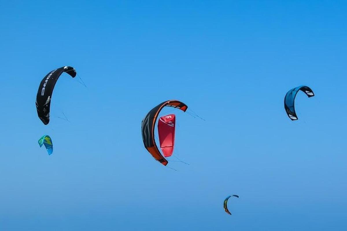 un gruppo di aquiloni che volano nel cielo