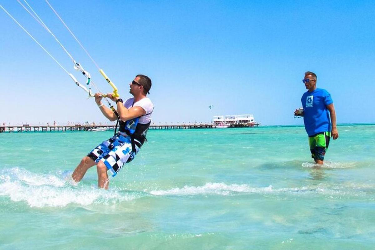 due uomini sono in acqua sulla spiaggia