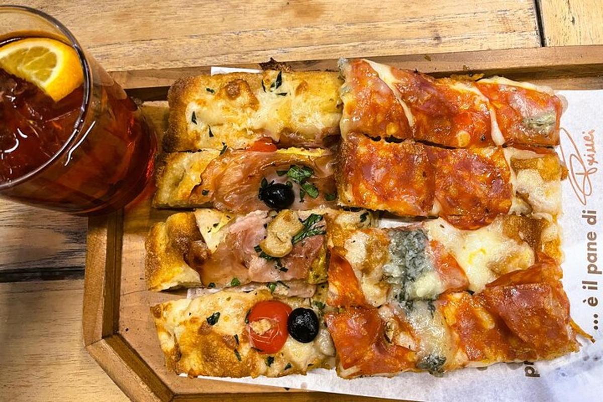 pizza v dřevěné krabici vedle nápoje
