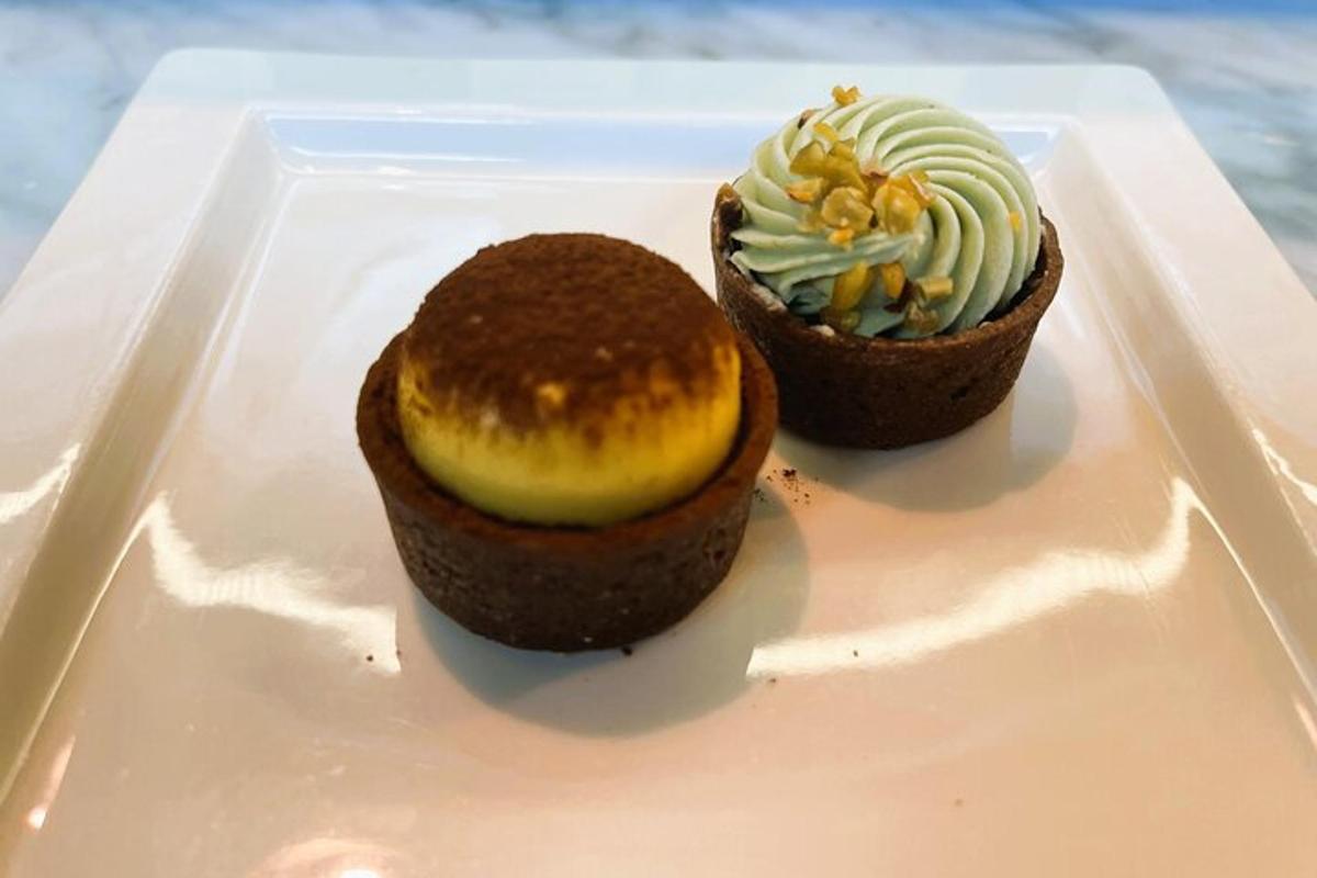 két cupcake egy fehér tányéron az asztalon