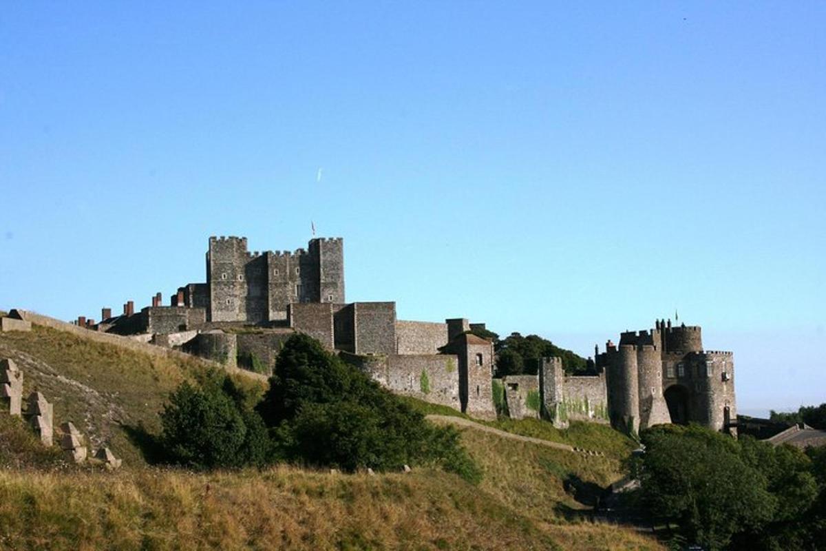 un castel așezat pe vârful unui deal