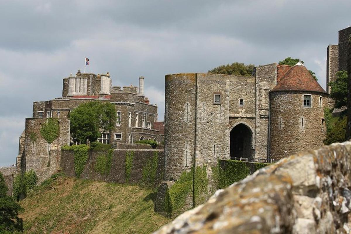 un castel vechi așezat pe vârful unui deal