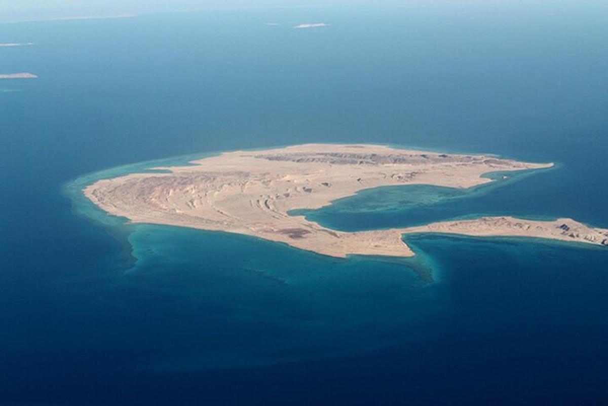 un'isola in mezzo a uno specchio d'acqua