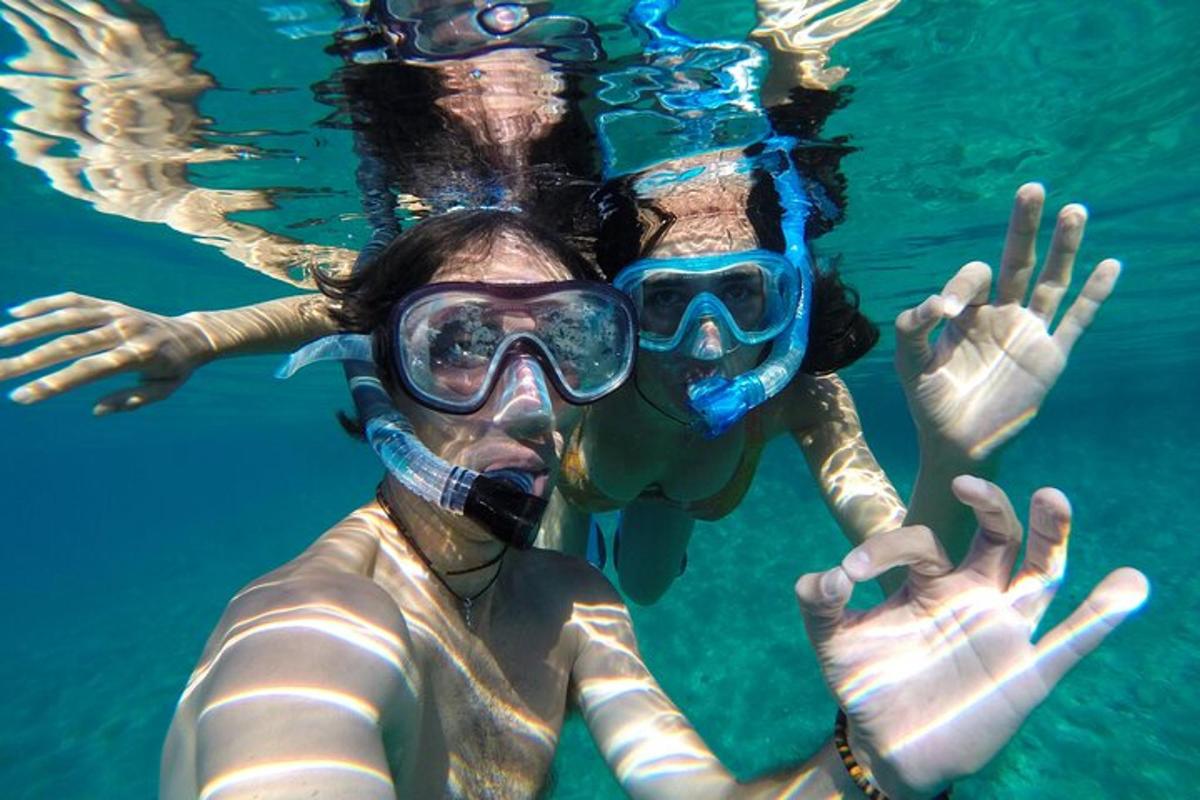 una donna in acqua che indossa una maschera e degli occhiali protettivi