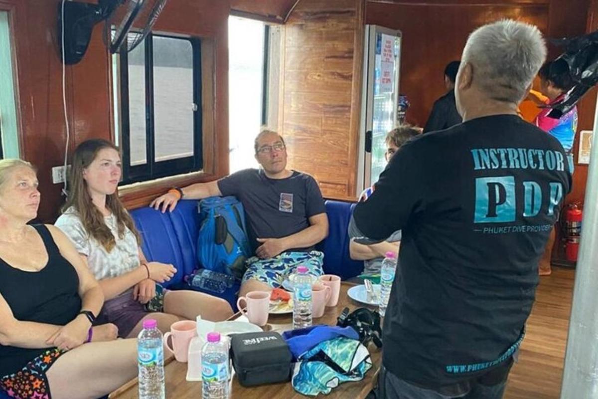 grupė žmonių, sėdinčių prie stalo
