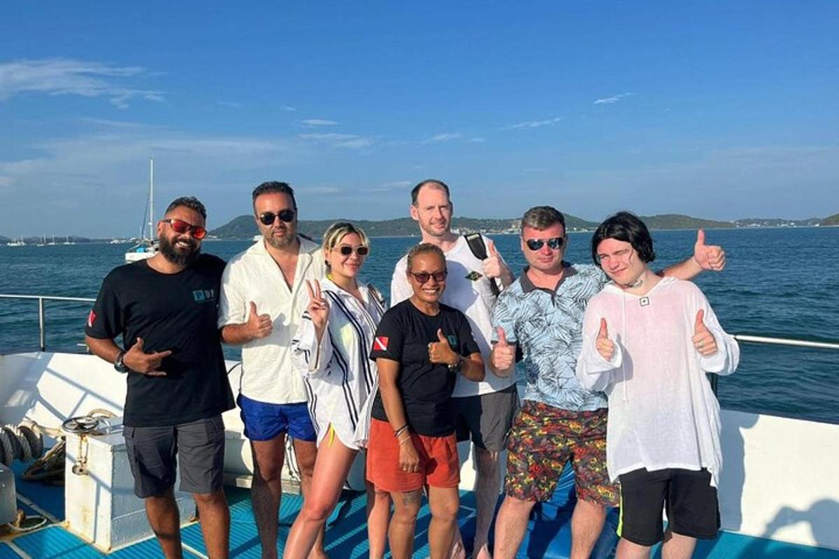 grupp inimesi poseerib paadis pildi jaoks